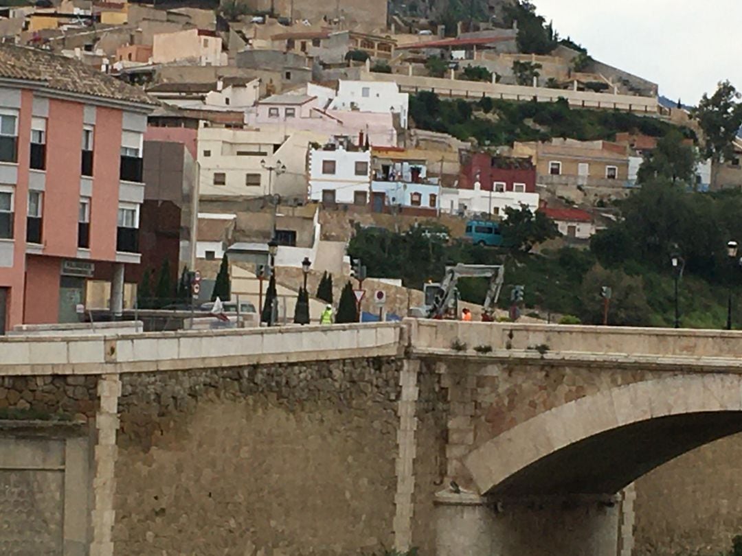 Obreros trabajando en la avenida de Santa Clara, junto al Puente Viejo.