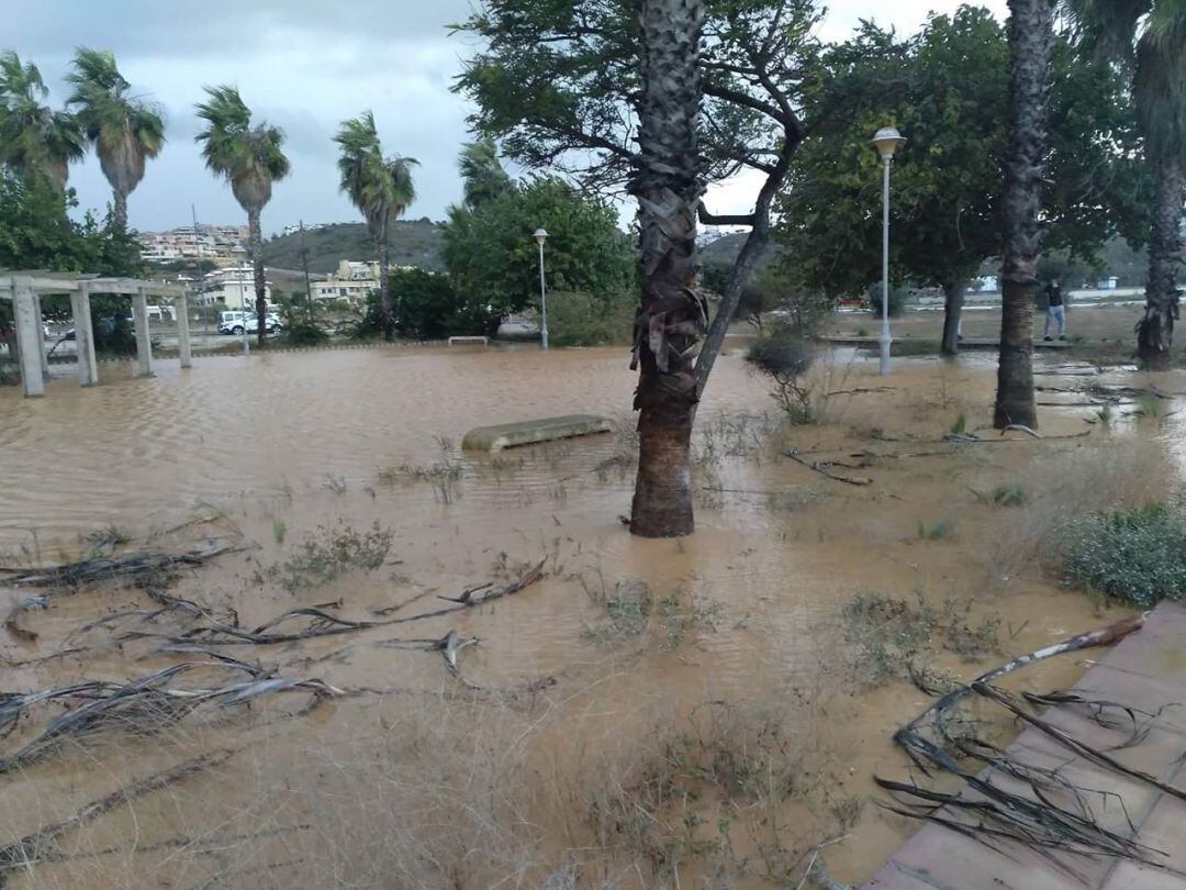 El arroyo en Benajarafe se ha desbordado este martes por la tromba de agua