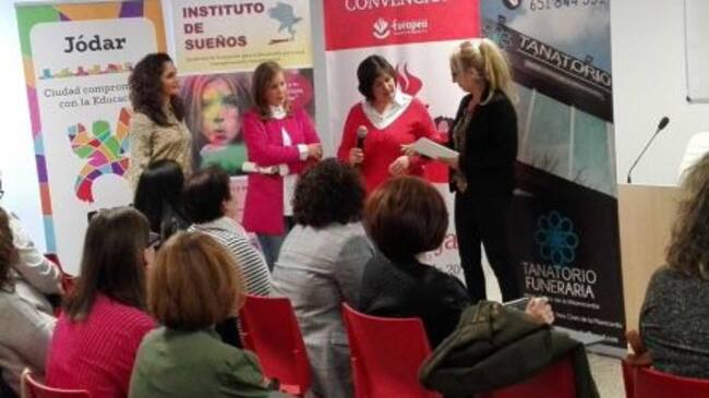 Entrega de los diplomas acrditativos por las representantesde la empresa organizadora y la concejala de Igualdad