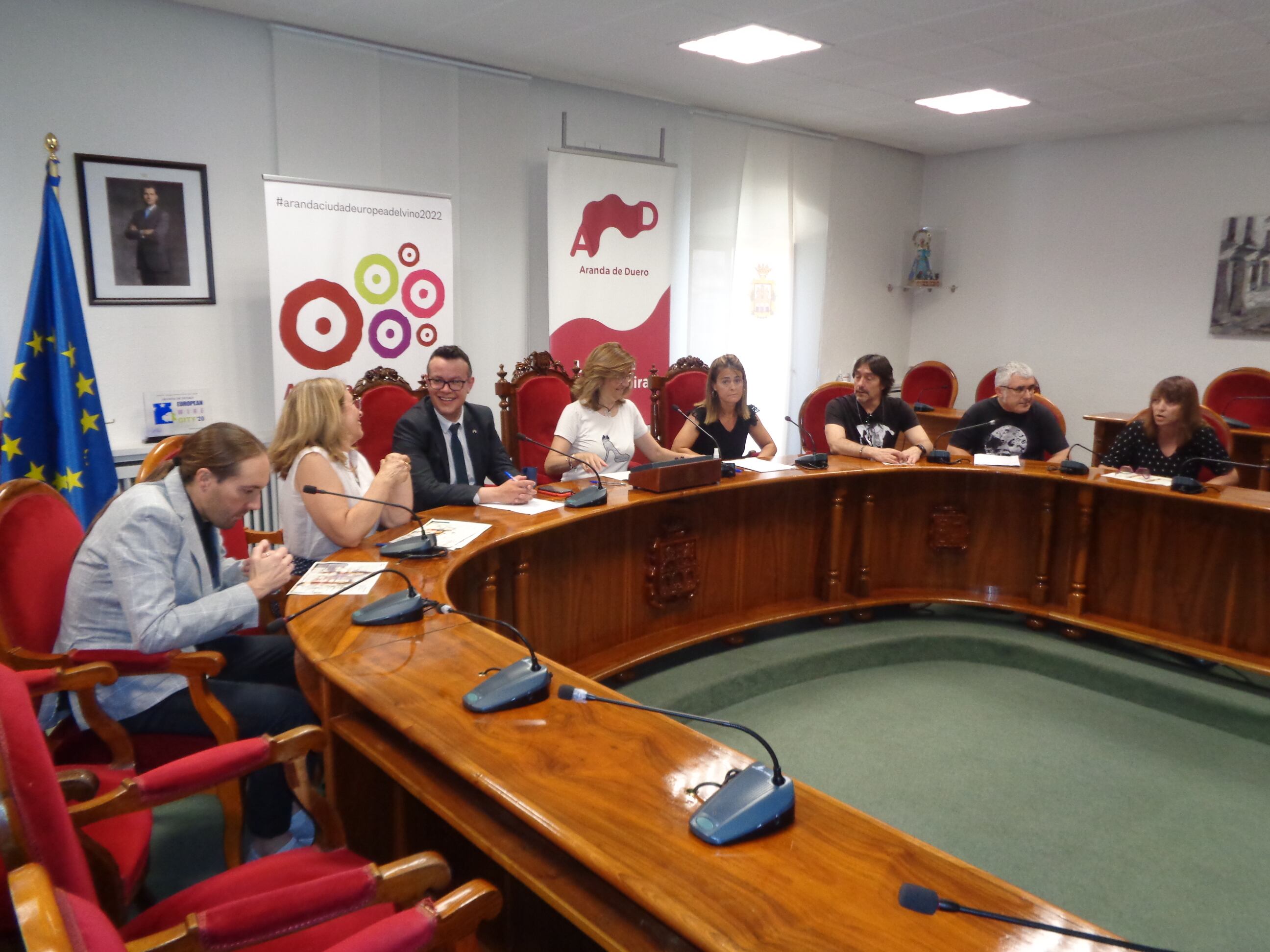 De izquierda a derecha, Luis Alberto Tobes, Pilar Rodríguez de las Heras, Delfín Ortega (vicerrector de la UBU), Raquel González (alcaldesa de Aranda), Cristina Valderas (concejal de Educación), Paco Santamaría, Diego Morán y Lola Pérez Rivera