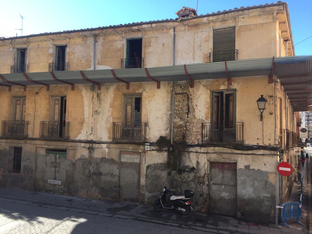 El edificio está en la esquina de la calle del Agua con los Tintes