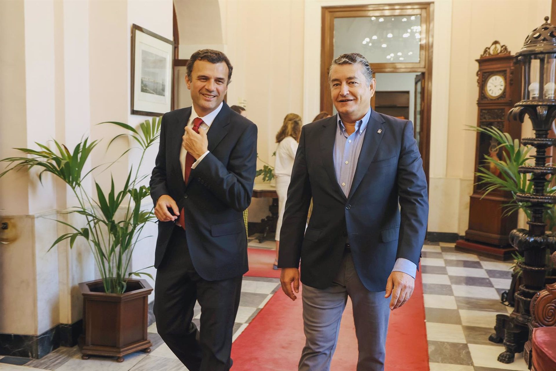 El consejero de la Presidencia, Interior, Diálogo Social y Simplificación Administrativa, Antonio Sanz, conversa con el alcalde Bruno García, durante la visita institucional al Ayuntamiento de Cádiz, a 21 de agosto de 2023 en Cádiz (Andalucía, España) - Nacho Frade - Europa Press