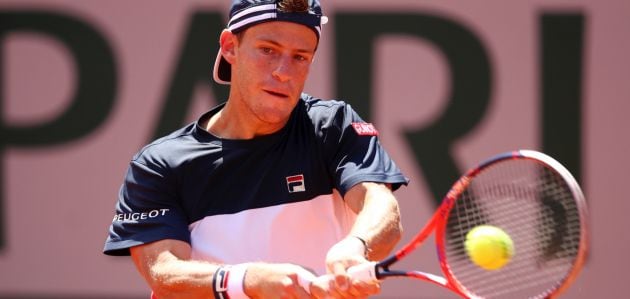 Peque Schwartzman golpea un revés en Roland Garros