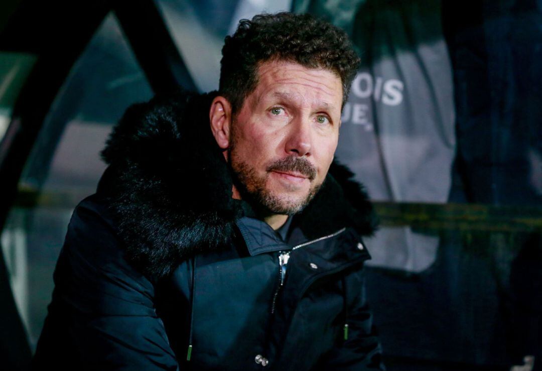 -El entrenador del Atlético de Madrid, Diego Simeone, observa el partido disputado hoy ante el Club Brujas KV correspondiente a la UEFA Liga de Campeones en el estadio Jan Breydel de Brujas (Bélgica).