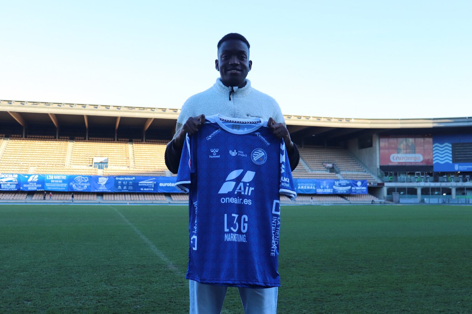 Ingoma Mwanza posanco con la camiseta del Xerez DFC