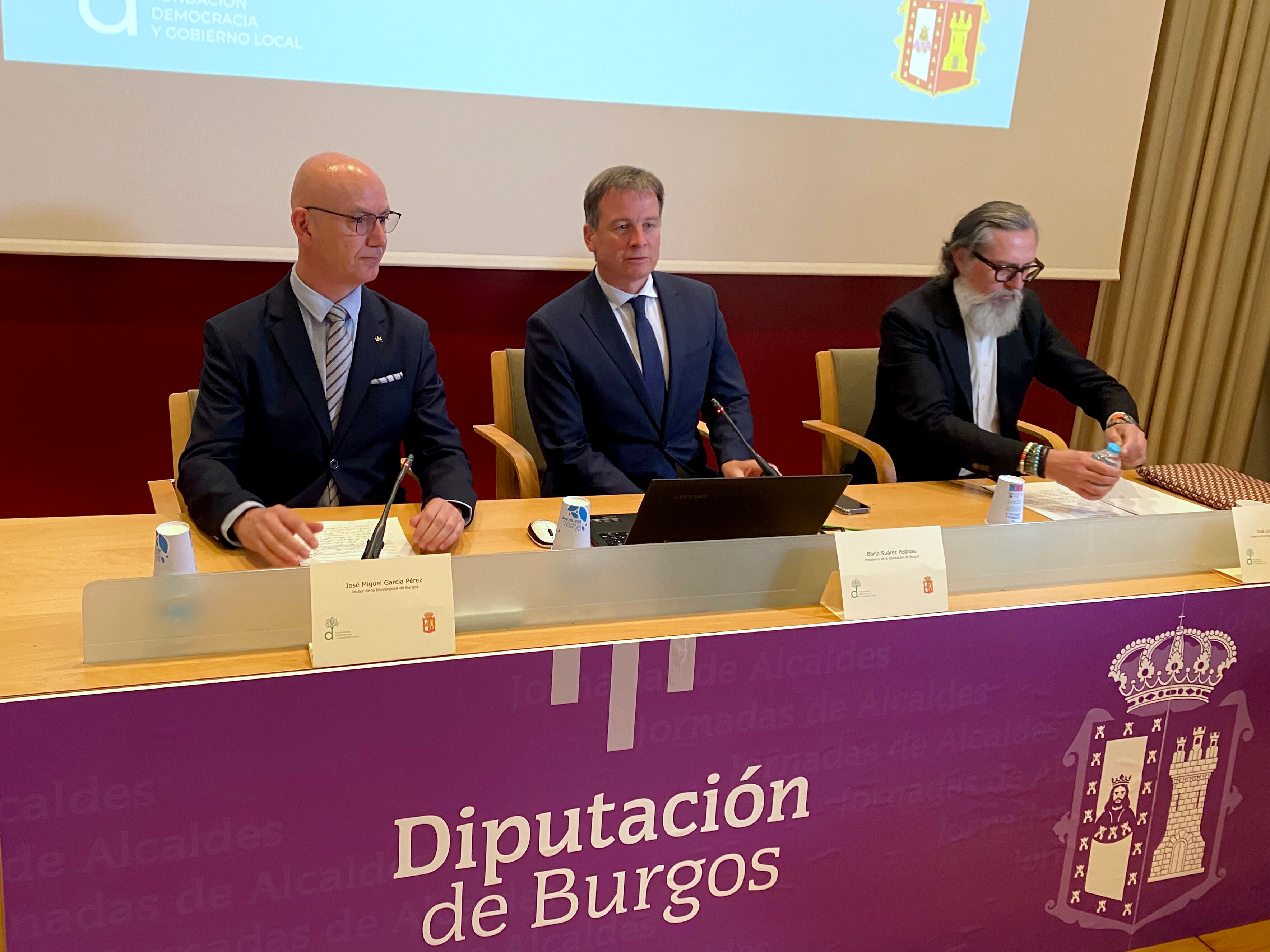 El rector de la UBU, José Miguel García, el presidente de la Diputación, Borja Suárez y José Luis Moreno, gerente de la Fundación Democracia
