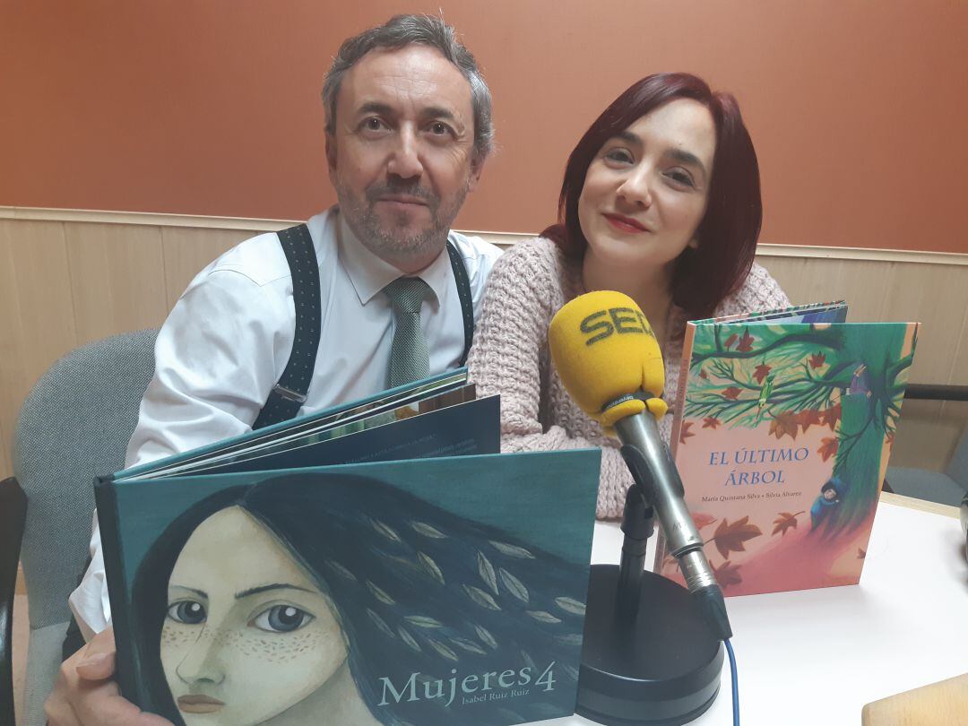 María Quintana Silva y Chema Contreras en los estudios de la radio.