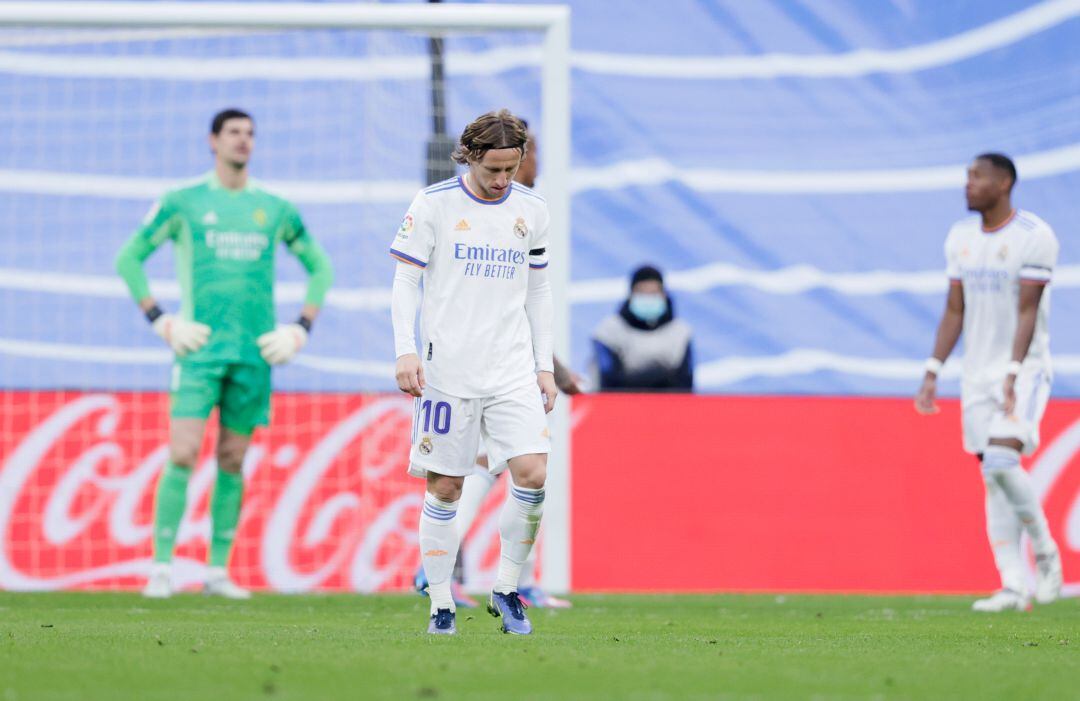 Modric se lamenta durante el partido