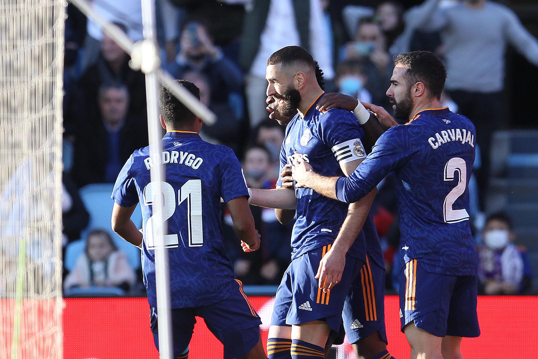 Los jugadores del Real Madrid celebran el segundo gol del equipo madridista ante el Celta