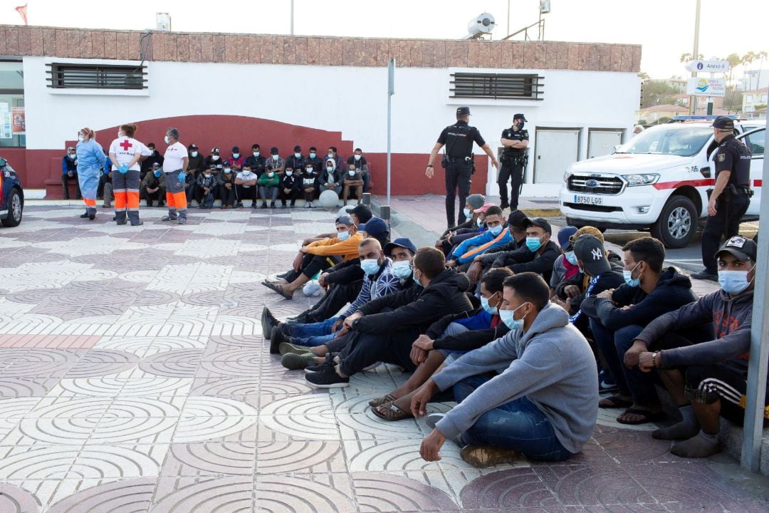 Un total de 44 inmigrantes de origen magrebí han llegado en tres pateras a Playa del Inglés, en el sur de Gran Canaria, este martes por la tarde.