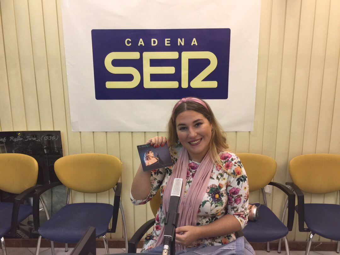Laura Gallego en los estudios de Radio Jerez.