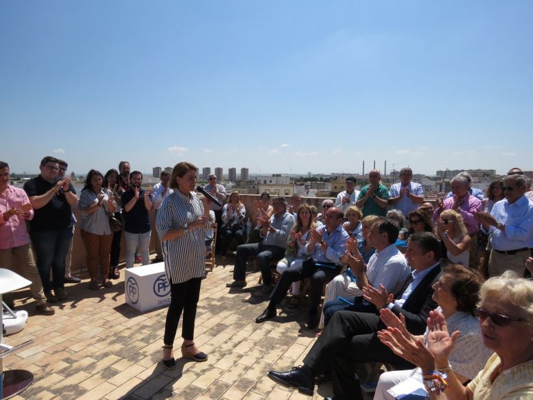 María Dolores de Cospedal en la sede del PP de Jerez junto a militantes y dirigentes del partido en la provincia