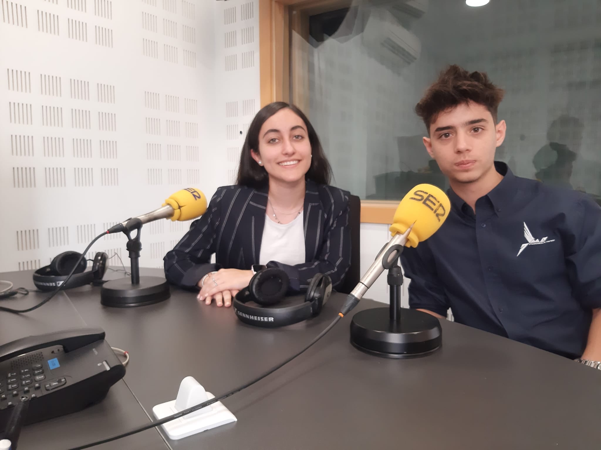 Miembros del MAD Formula Team, Patricia Díaz, del departamento de Marketing, y Gianmarco Pedone, de Dinámica, han visitado los estudios de SER Madrid Sur