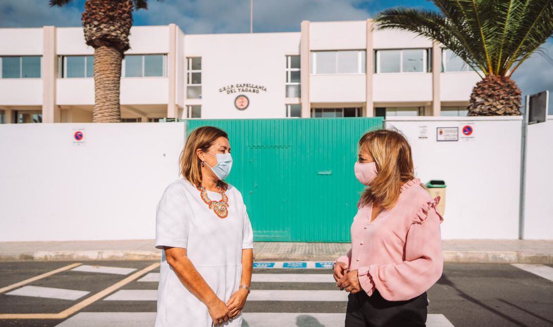 La alcaldesa de Arrecife, Ástrid Pérez y la concejal de Educación, Saro González. 