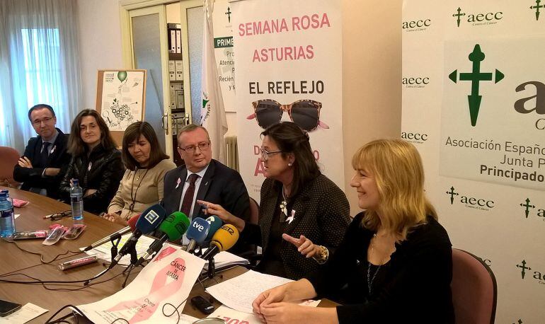 El consejero de Sanidad, Francisco del Busto, junto a responsables sanitarios y la Asociación Española contra el Cáncer.
