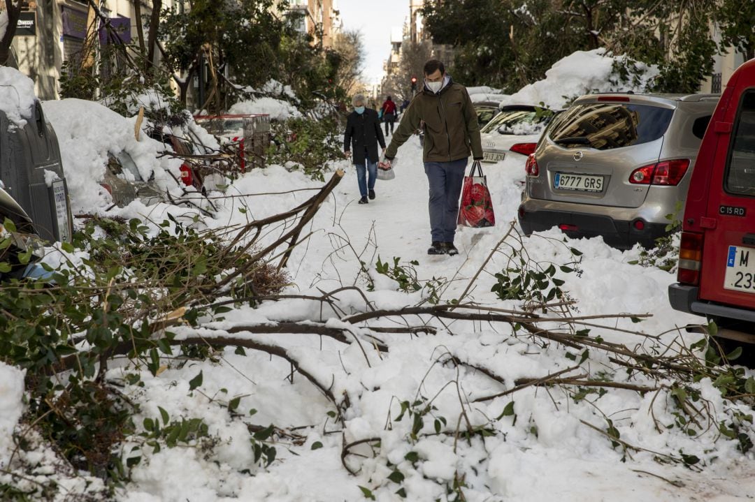 Varios vecinos pasean por una calle de Madrid