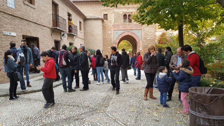 Turistas en la Alhambra de Granada este domingo