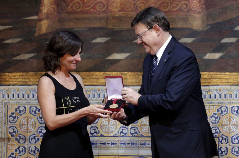 La presidenta de la Asociación de Víctimas del Accidente de Metrovalencia del 3 de julio de 2006, Beatriz Garrote, recibe de manos del president de la Generalitat, Ximo Puig, la Alta Distinción con motivo del 9 d&#039;Octubre