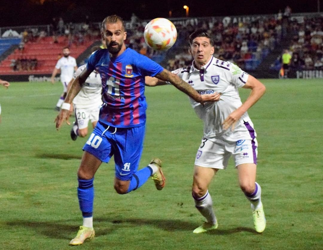 Fran Carnicer disputando el balón a un rival del equipo soriano