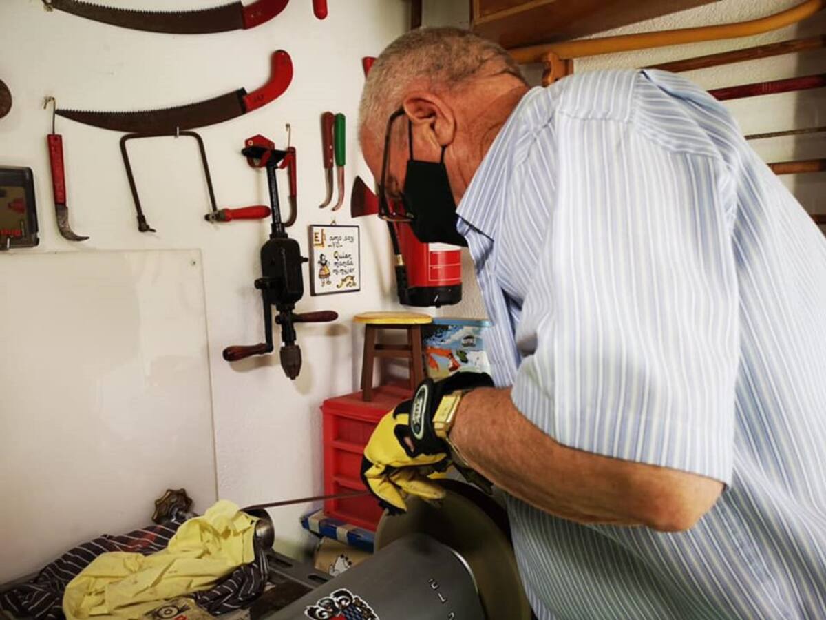 La afición de Juan Moya: Una colección de más de 1.000 navajas hechas por él mismo