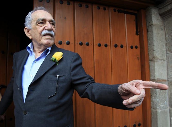 Fotografía de archivo del 6 de marzo de 2014 del escritor colombiano y premio Nobel de literatura Gabriel García Márquez hablando con los periodistas en el día de su cumpleaños en su residencia de Ciudad de México