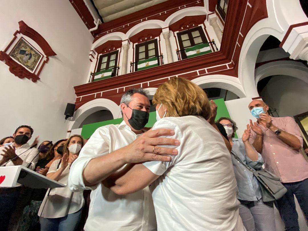 Susana Díaz felicitando a Juan Espadas tras conocerse los resultados de las primarias