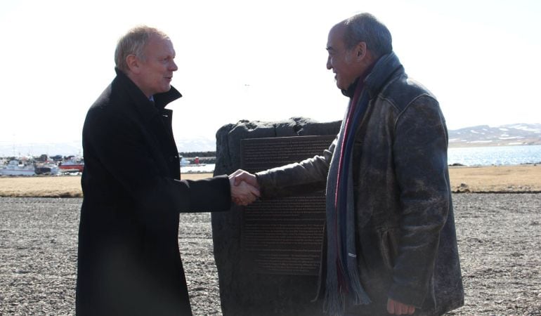 Martin Garitano y Jónas Guðmundsson se estrechan la mano junto al monolito conmemorativo