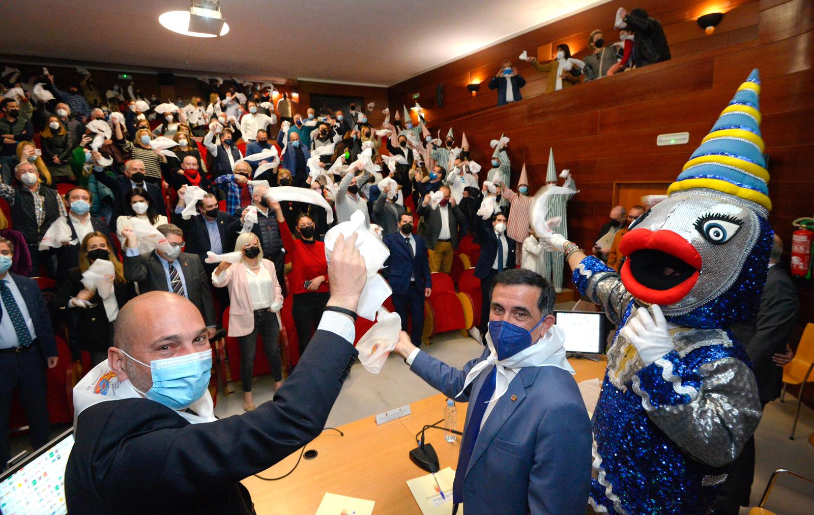 Pañuelos al aire en el primer acto sardinero que se celebra en Murcia desde 2020