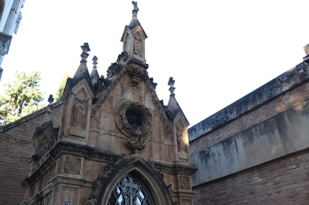 Detalle de uno de los monumentos funerarios que alberga el cementerio de Ntro. Padre Jesús en Murcia