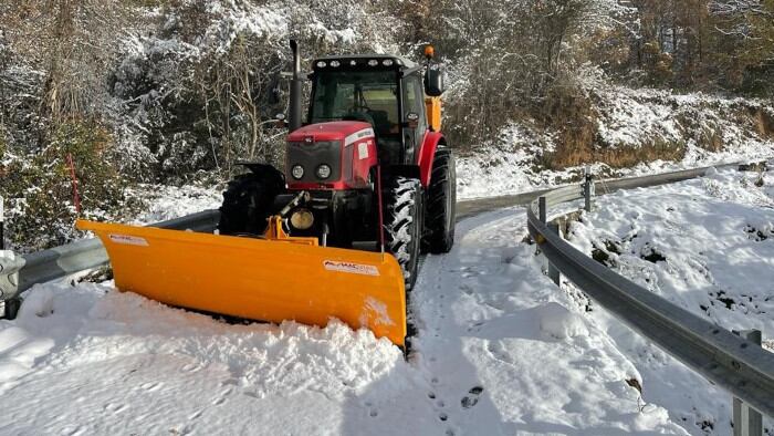 Retirada de nieve en el acceso a Fragén