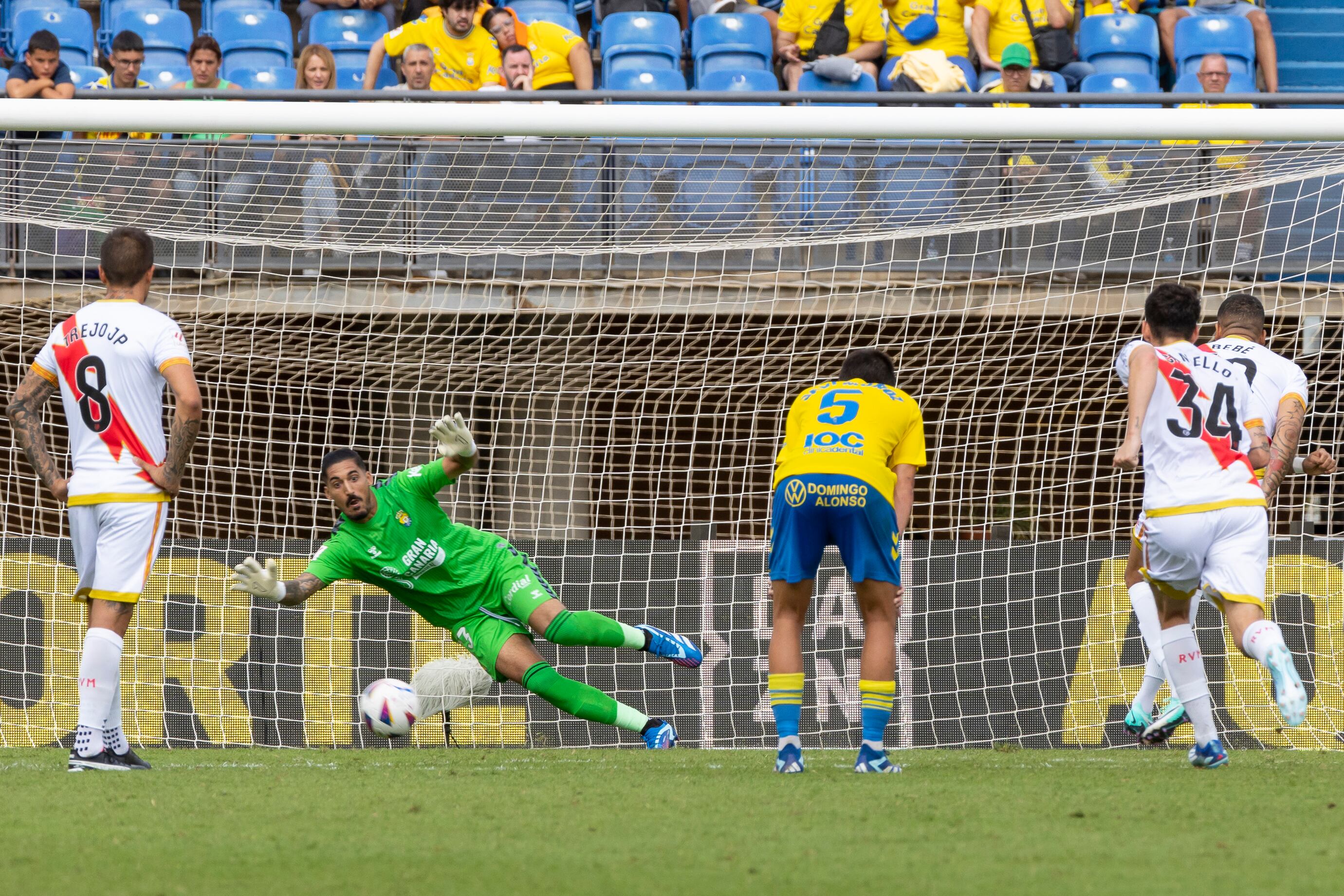 LAS PALMAS DE GRAN CANARIA, 22/10/2023.- El delantero portugués del Rayo Vallecano Bebé (d) consigue el gol de su equipo ante La Unión Deportiva Las Palmas durante el partido correspondiente a la décima jornada de LaLiga EA Sports este domingo en el estadio de Gran Canaria. EFE/ Quique Curbelo
