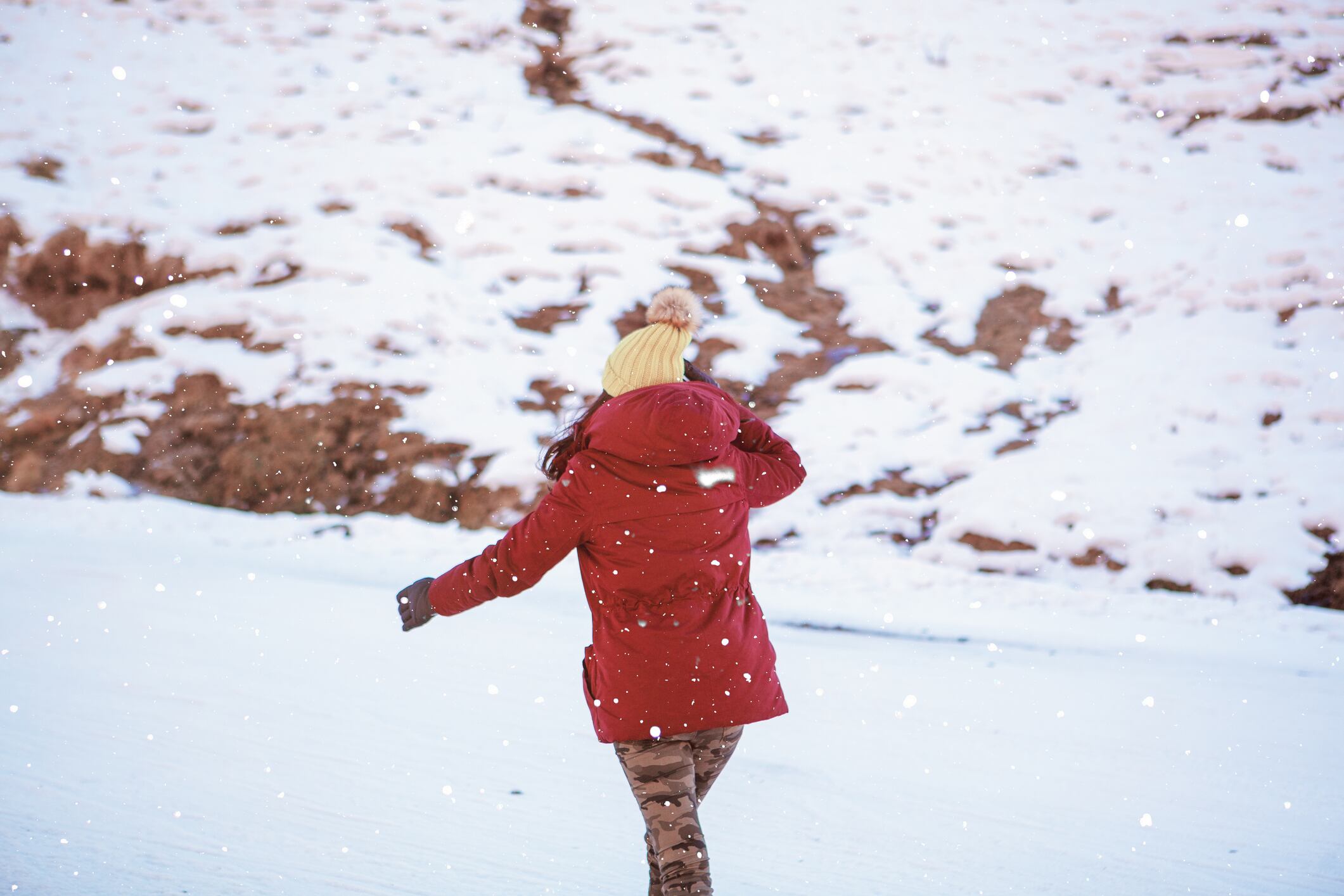 Una joven jugando con la nieve en Jaca, Huesca