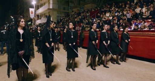 Cientos de mujeres ataviadas con la clásica mantilla española en la procesión del Viernes de Dolores