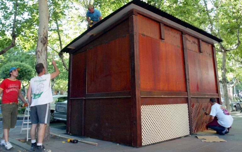 Montaje de una de las casetas de la Feria de Día