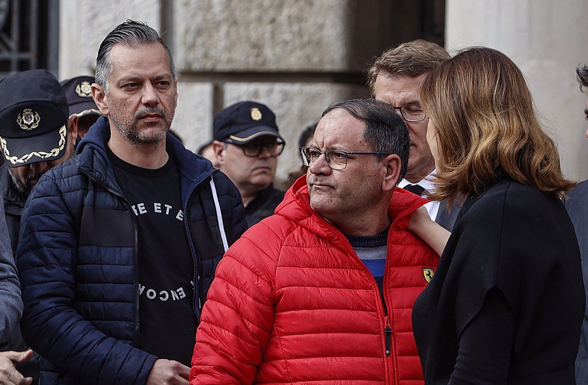 Julián, el conserje del bloque de edificios incendiado de Campanar durante el minuto de silencio celebrado el sábado en València en memoria de las víctimas