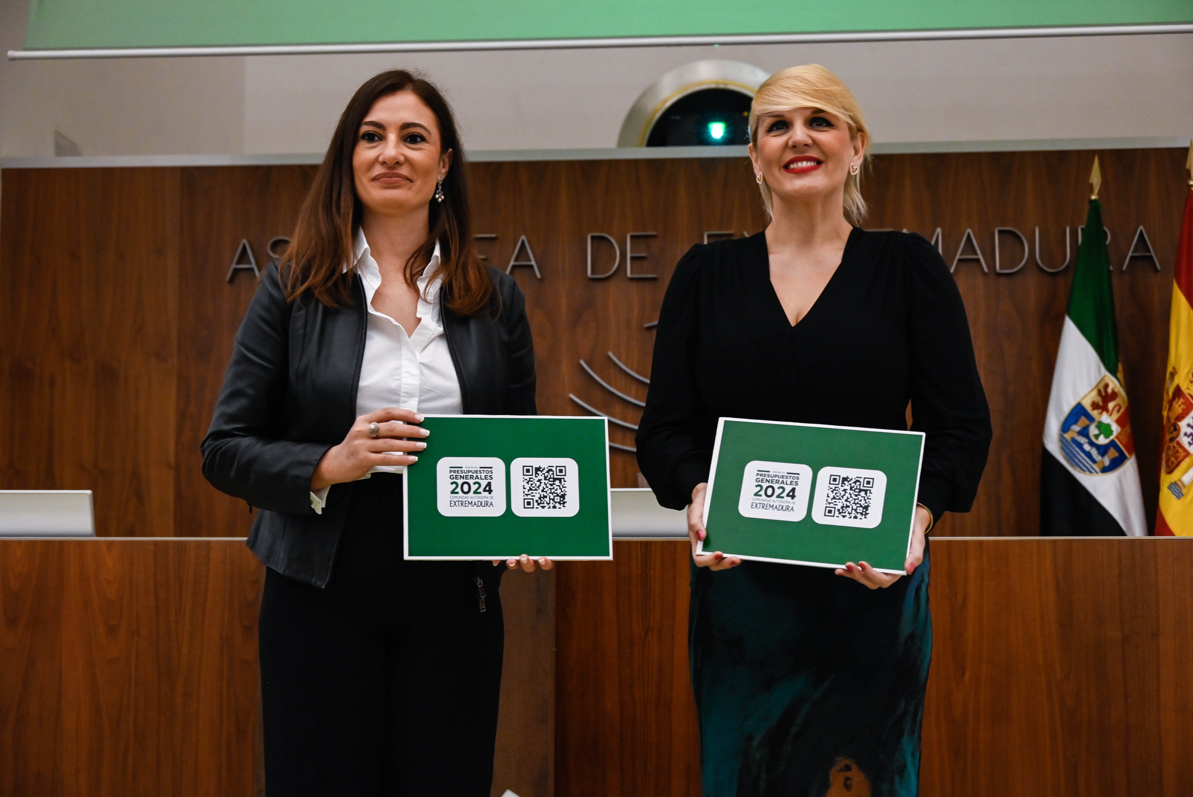 La consejera de Administración Pública y Hacienda, Elena Manzano y la vicepresidenta de la Asamblea, Lara Garlitos en la entrega de los presupuestos 2024 a la cámara. Foto: J. de Extremadura