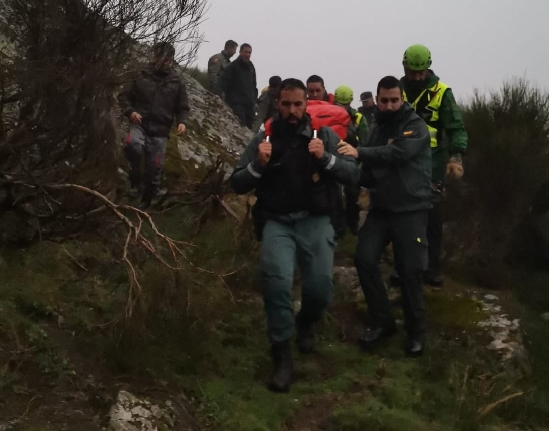 El cuerpo de Santiago Durán, piloto fallecido tras desaparecer su avioneta el miércoles en la Sierra de Porto, en la provincia de Zamora, ha sido encontrado este viernes junto a la nave siniestrada. EFE/ Guardia Civil