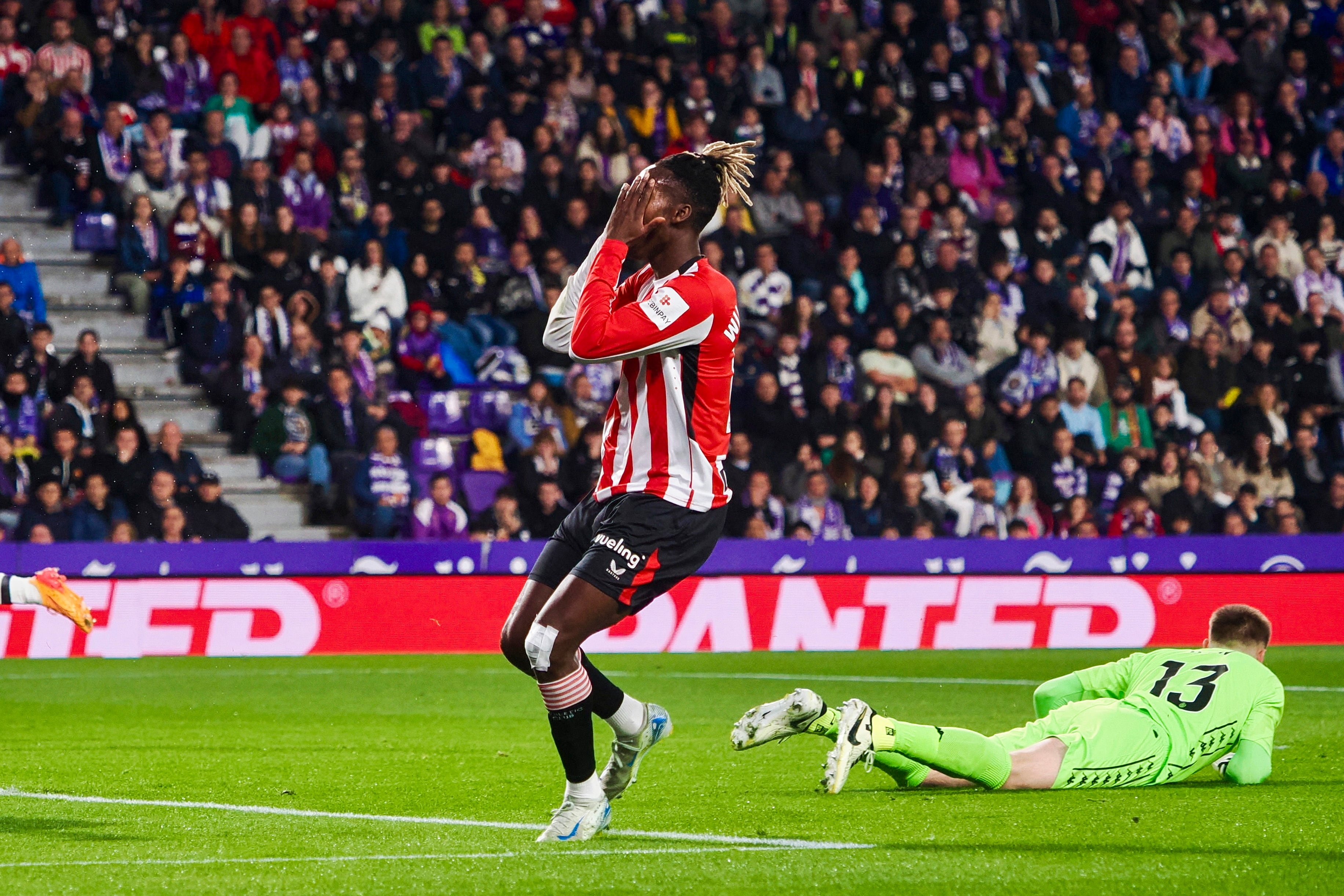 VALLADOLID, 10//11/2024.- El delantero del Athletic Nico Williams (i), durante el partido de LaLiga que Real Valladolid y Atlhetic Club disputan este domingo en el estadio José Zorilla. EFE/R. García
