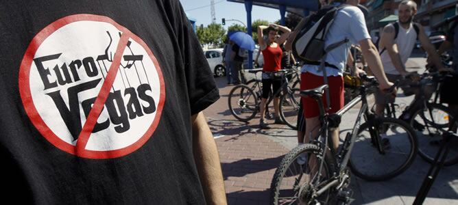 Una persona luce una camiseta contra Eurovegas, este sábado en la estación de cercanías de Alcorcón, durante la salida de la marcha para la primera acampada de oposición a este complejo de ocio y casinos en la localidad madrileña.