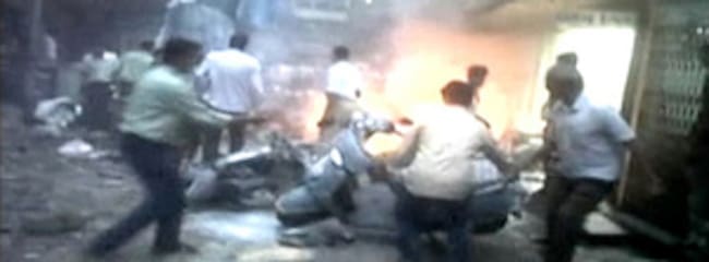 Gente en la calle tras una de las explosiones de Bombay