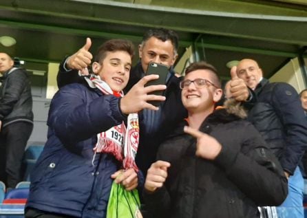 Una par de aficonados se fotografían con el nuevo presidente de la Cultural