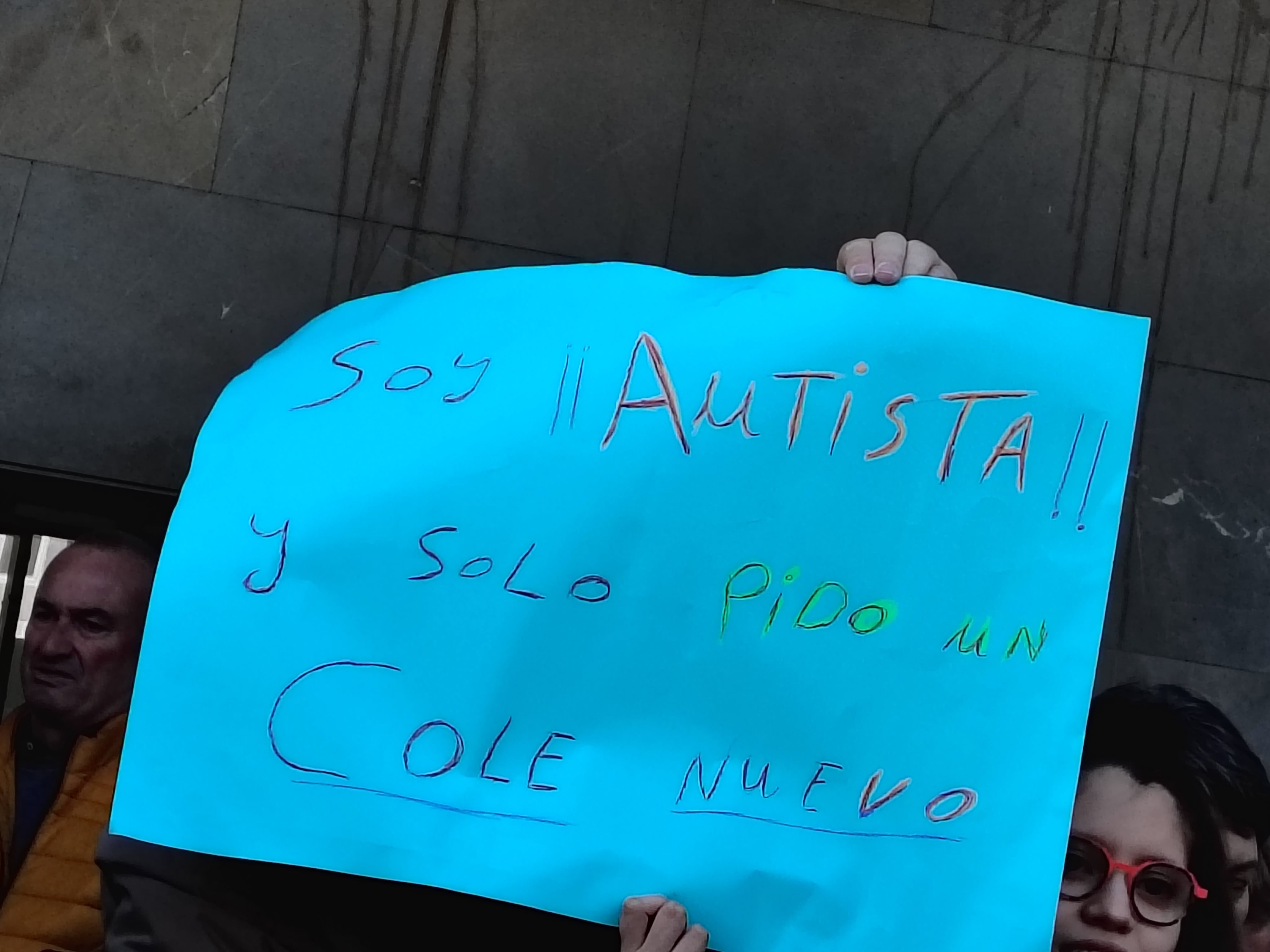 Uno de los muchos carteles que portaban los alumnos del Colegio de Educación Especial de Latores durante su protesta ante la Consejería de Educación