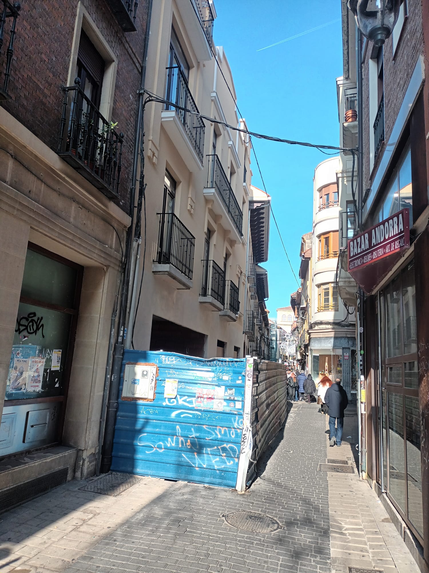 Estado actual de las obras de construcción de un edificio de viviendas en la calle La Rúa de León