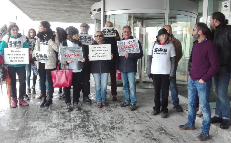 El GOB denunció ante las puertas del Consell un posible caso de corrupción del anterior gobierno insular del PP.