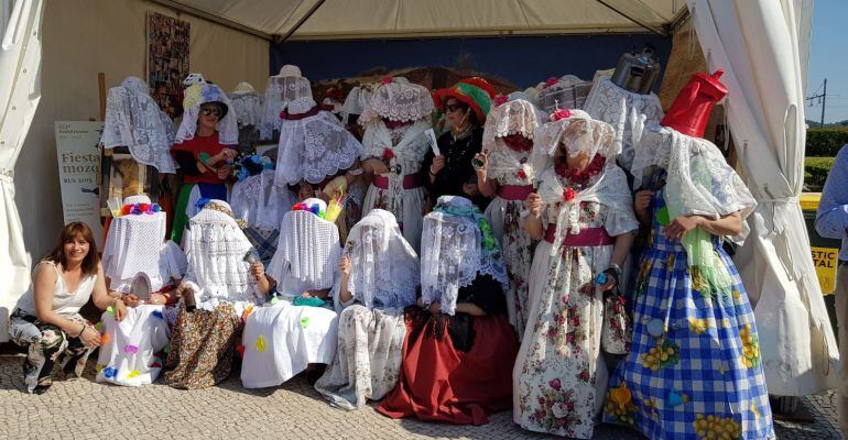 Parte de la delegación de Rus en la Feria de Lisboa vestidos con las tradicionales máscaras.