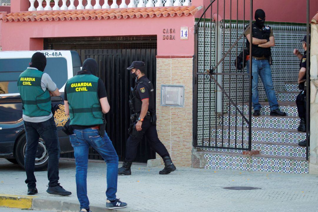La Guardia Civil y la Policía Nacional en la barriada del Saladillo en Algeciras (Cádiz), durante el desarrollo de la denominada operación ARKA-ALAR hoy miércoles desde primeras horas la mañana con diferentes registros simultáneos también en Mijas, Fuengirola y Málaga para acabar con una organización criminal dedicada a asestar a otras redes de narcotraficantes violentos "vuelcos" de droga
