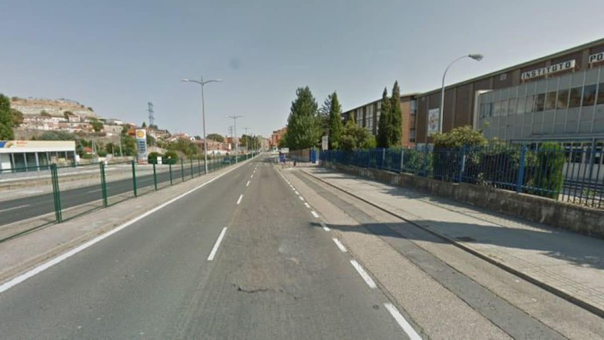 Cuatro heridos en una colisión entre un turismo y un autobús en la Avenida Gijón