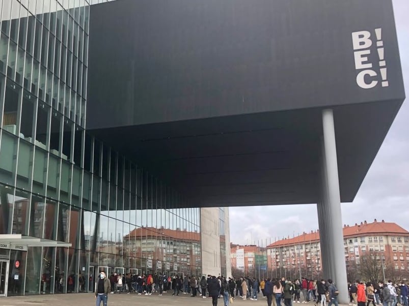 Los convocados a las OPE para Ertzaintza y Policía Local en el BEC de Barakaldo en una imagen de archivo
