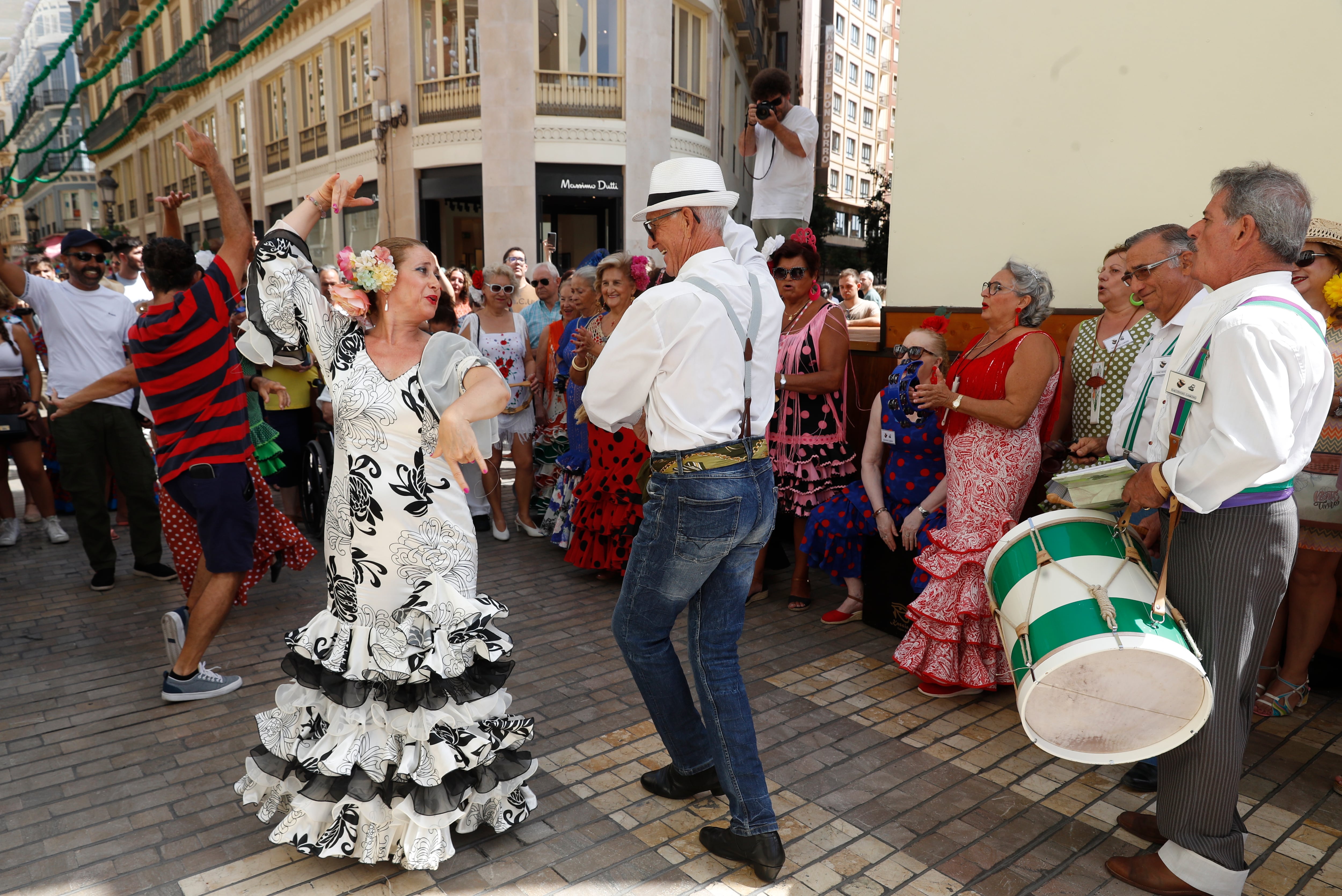 MÁLAGA, 12/08/2023.- Un grupo rociero, este sábado en la Feria de Málaga. EFE/ Jorge Zapata
