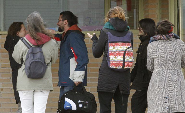 Raúl García Pérez, de 34 años, y Alfonso Lázaro de la Torre, de 29 son recibidos por varias personas a su salida hoy de la cárcel de Soto del Real 